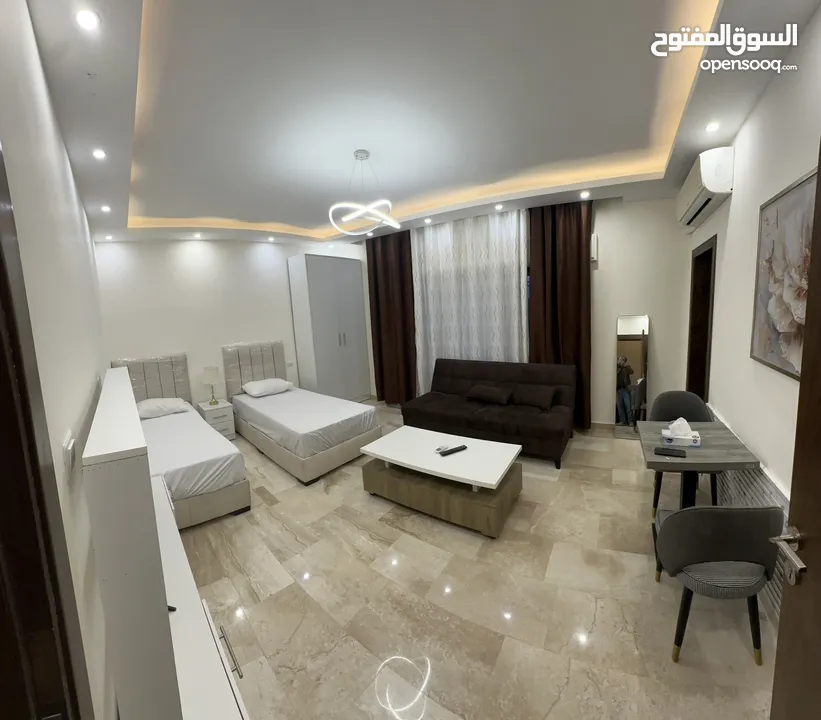 ستوديوهات جديدة 150 دينار اسبوعيا او 450 دينار شهريا في عمارة عائلات راقية