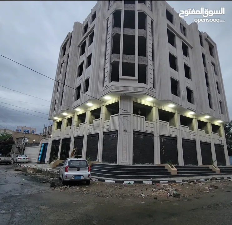 عمارة جبارة في قلب جامعة صنعاءالجديدة