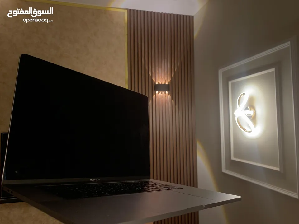 شاشة كبيرة جدا Macbook pro 16 inch  (شبه جديد مع كرتونة) شاحن جديد من ابل ومكفول بسعر مغري جدا