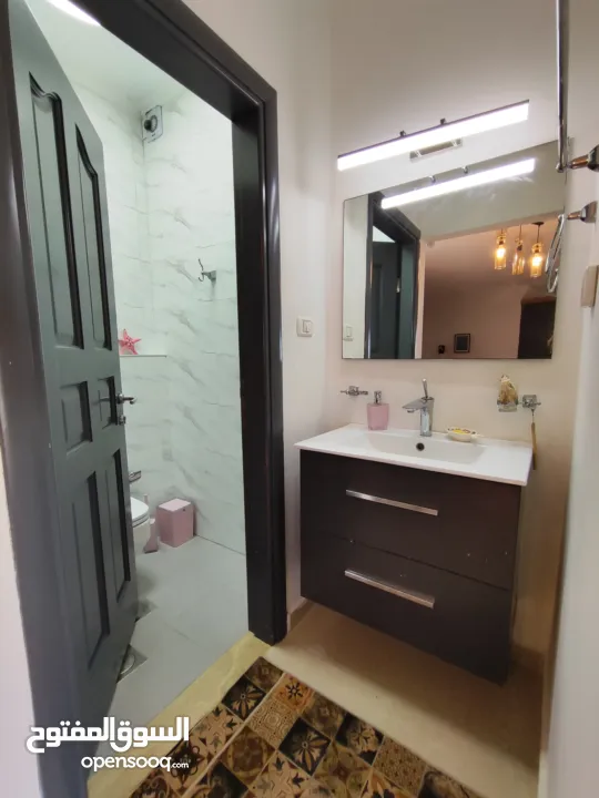 روف مميز للبيع في سطح مرحبا قرب الأرصاد الجوية