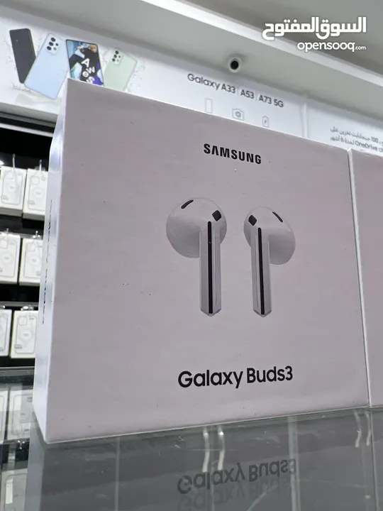Samsung Buds 3 New سماعات  سامسونج الاصلية بودز 3 جديدة مسكرة متوفرة باللونين الأبيض و الاسود.