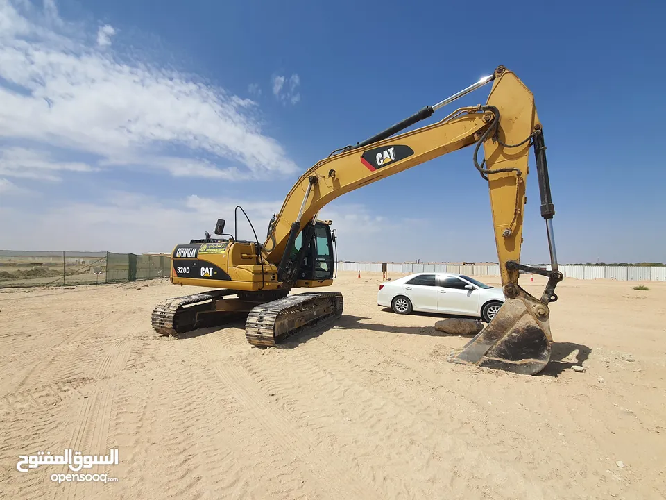 حفار صنع اليابان Caterpillar 320D موديل 2010 عدد ساعات 18000 مع اتنين باكت مجهز خط جاك هامر