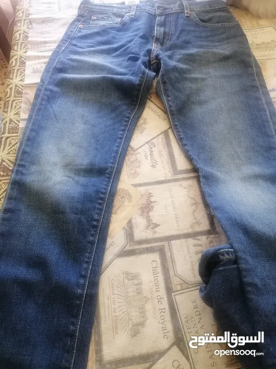 جينز Levi's للبيع الجينز  الواحد 25 دينار االتنين سوا 40 دينار