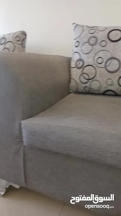 9 seater sofa set in excellent condition طقم كنب مكون من 9 مقاعد بحالة ممتازة