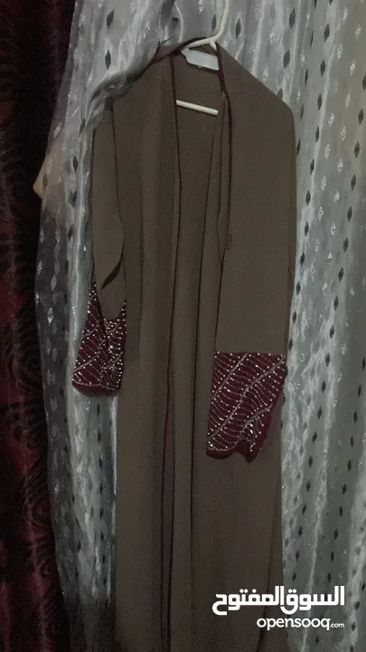 جاكيت طويل ساتر بلون البني ذو اكمام بريق