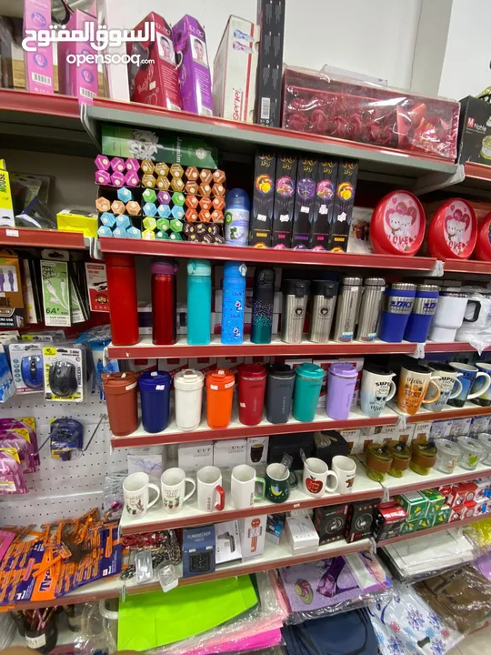 بضاعة مكتبة قرطاسية و اكسسوارات و عطور و اللعاب للبيع بسعر اقل من الجملة بسبب الاغلاق والتصفية شروه