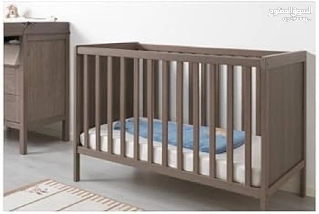 سرير خشب IKEA مع فرشة