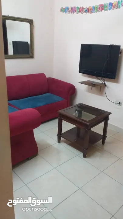 شقة في بناية الزيتونه للطالبات فقط، بالقرب من جامعة اليرموك خلف شارع الجامعه ، قريبه خدمات