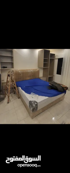 سرير king size 180x200. مع رأسية  منجد اقل نوعية قماش و فرشة تركية ممتازة و مستعملة 6 شهور.
