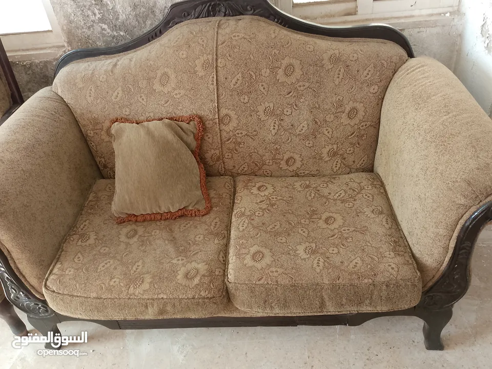طقم كنبايات مستعمل للبيع مع طاولة بيضاء كبير و صغيرة عدد 2