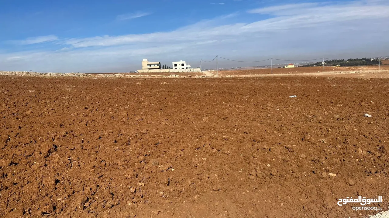 مادبا  غرب دورية الشرطة  مدخل مادبا الشرقي 6 دونم ارض  سكنيه مميزة عل شارع معبد