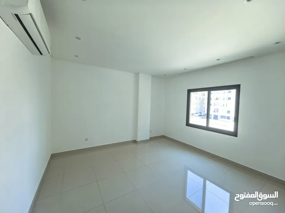 للايجار شقه سكنية نظيفة جدا مع التكييف .مكونة من.  غرفتين صالة ومطبخ  وحمامين موقع ممتاز