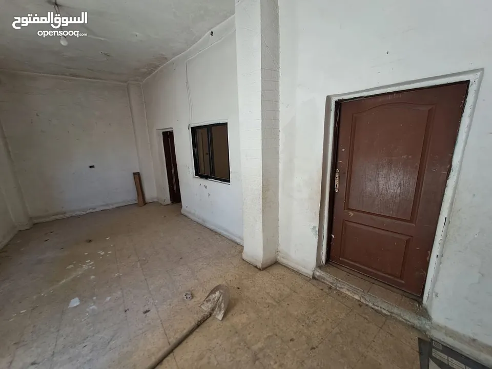 ارض ومنزل للبيع في ماركا نمره ثنين عن الشارع والسوق وفي دخله ع الارض من الخلف
