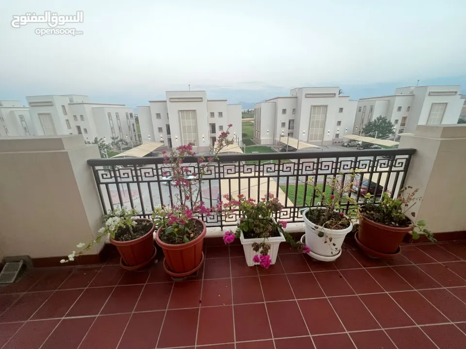 Top Floor 2 Bedrooms, Muscat Hills  شقة غرفتين للتملك الحر مسقط هيلز