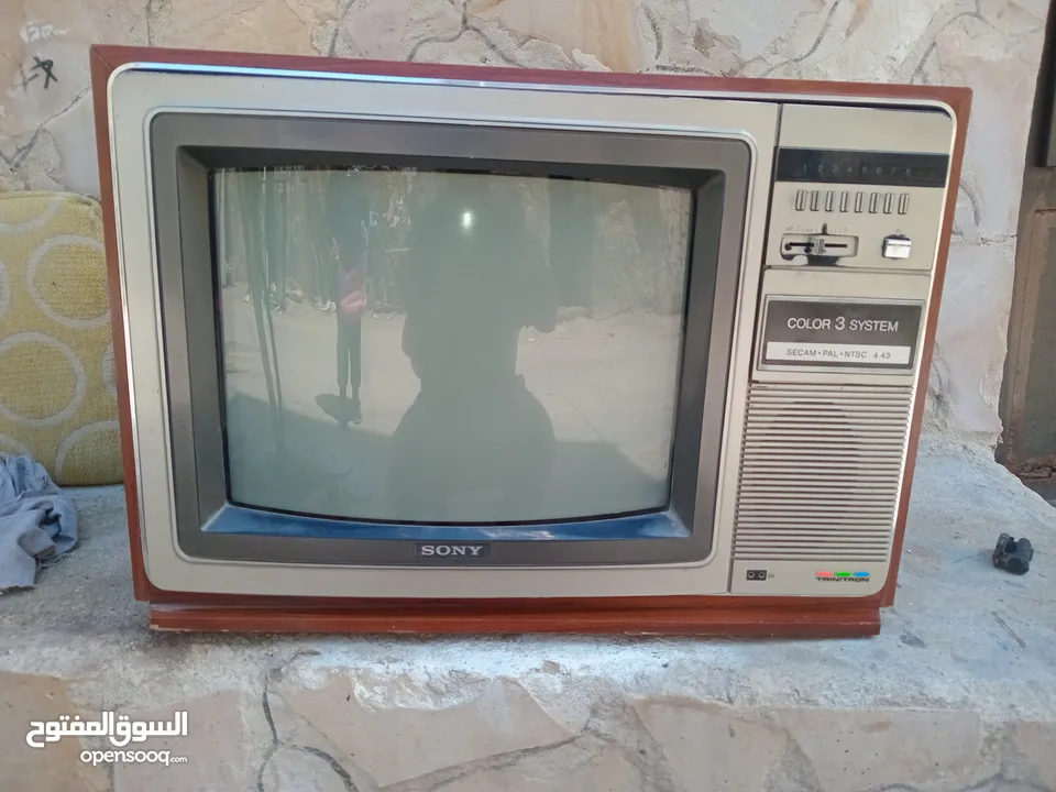 تلفزيون قديم بحال جيده عدد2