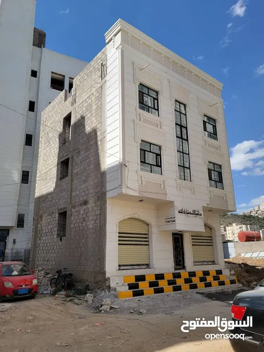 للبيع بيت ثلاثه ادوار لوكس ب 120 مليون في اجمل موقع وسط صنعاء