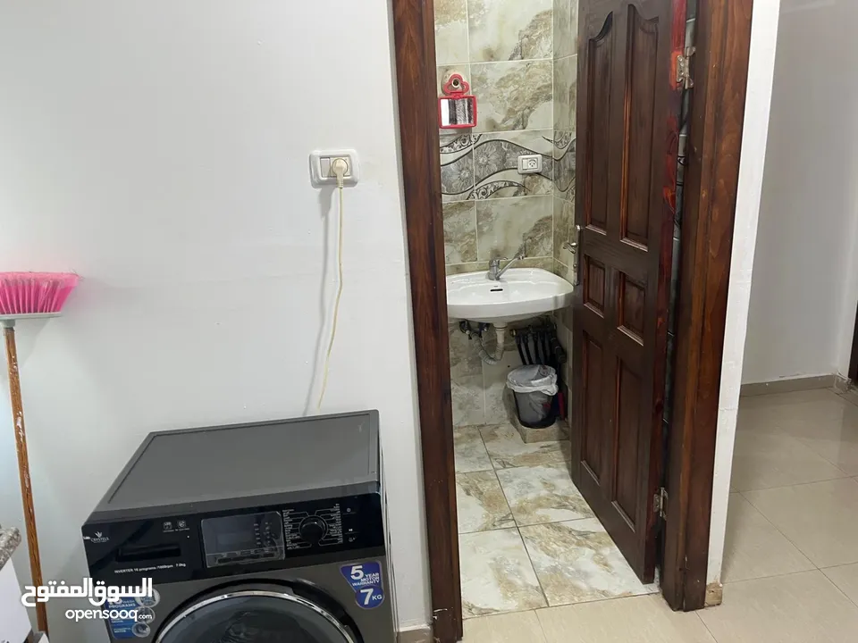 استوديو مفروش للإيجار.