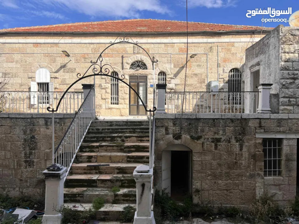 بيت قديم ومحلات للبيع