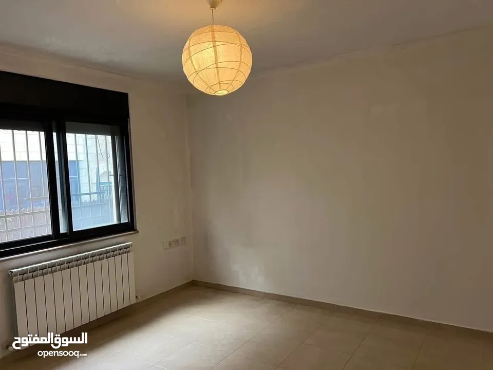 شقه فارغة للايجار في عين منجد