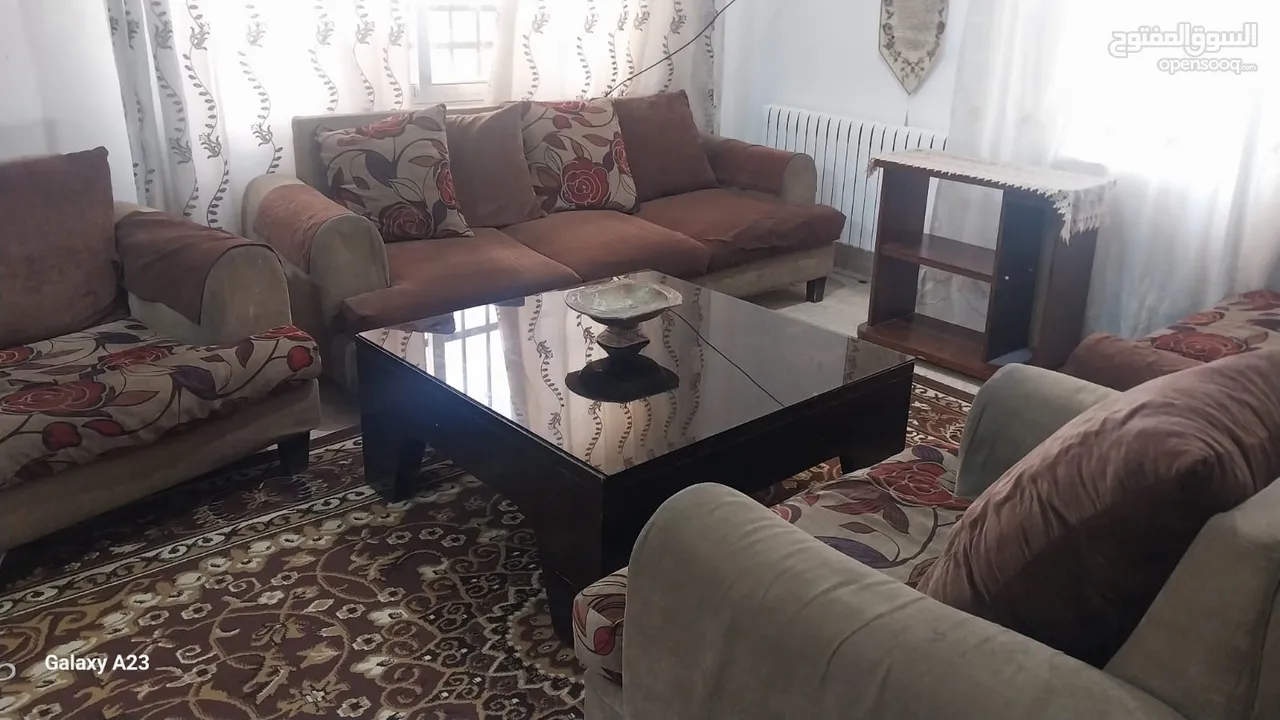طقم كنب 7 مقاعد مستعمل بحالة جيدة  ديوان حديد عدد 2 مستعملين بحالة ممتازة