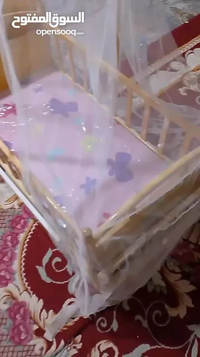 سرير اطفال تم استخدامه 3 اشهر فقط ، بعدة جديد : السعر 50 الف