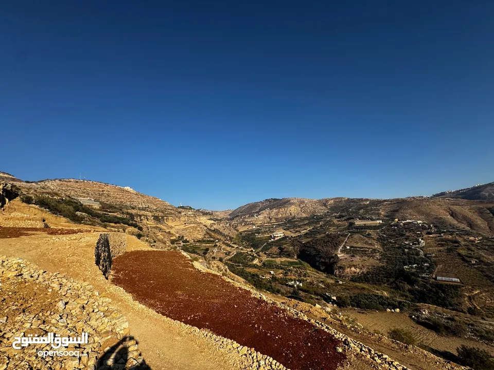 مزرعة مطلة و مميزة في البحاث للبيع