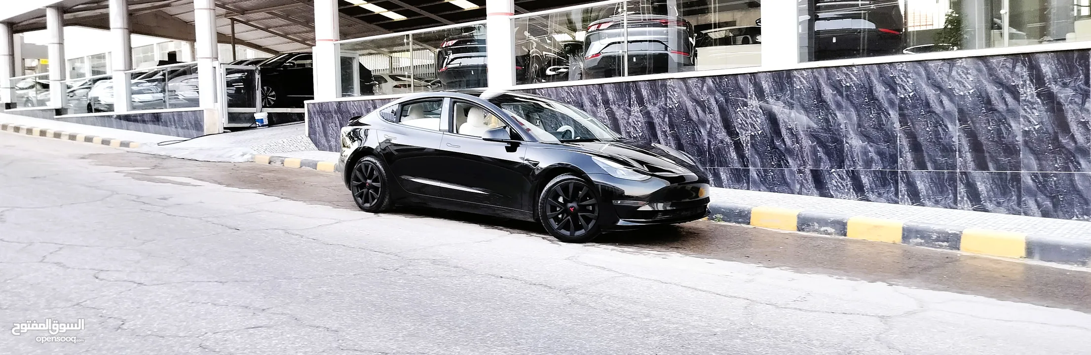 تيسلا 2023 model 3 فحص كامل اوتوسكور لون اسود ملوكي داخلي ابيض بحالة الوكالة بسعر لقطة ومحروووق