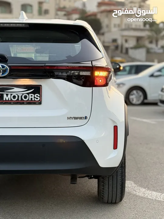 تويوتا ياريس كروس ترخيص 2022 محرك 1500 هايبرد جير أوتوماتيك 172 حصان