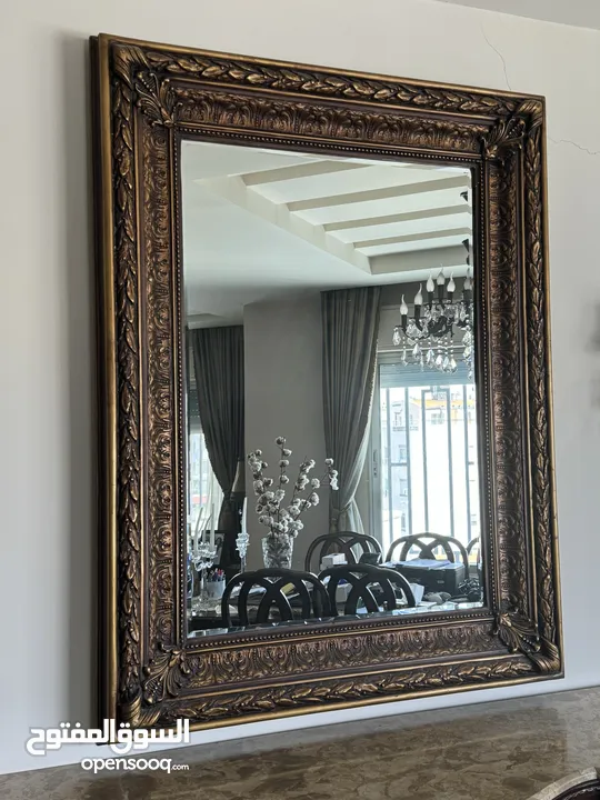 Elegant Vintage Classic Mirror with Ornate Frame