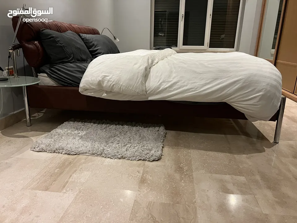 سرير كينغ سايز 180×200 مع لوح جلد  وطاولات جانبية + فرشة طبية King size bed for sale