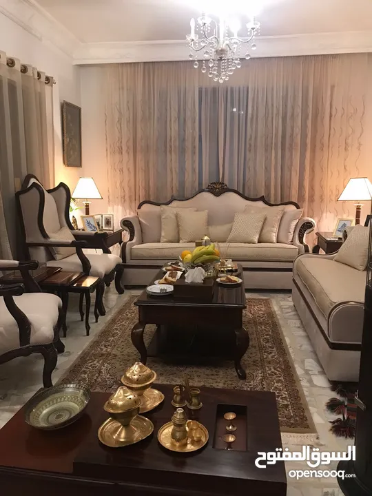 طقم كنب وطاولة سفره ست كراسي شبه جديدة