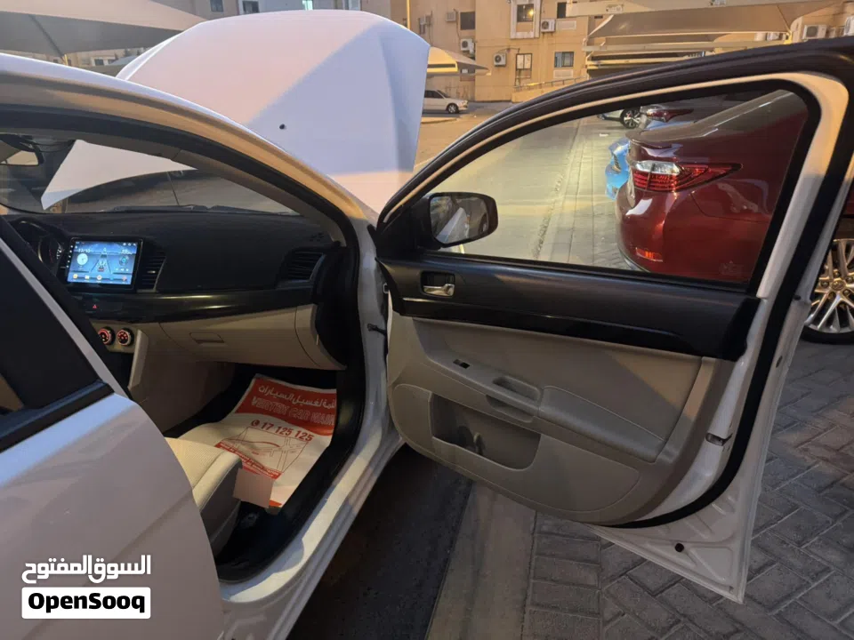 للبيع لنسر نظيف اللون ابيض ومن الداخل بيج