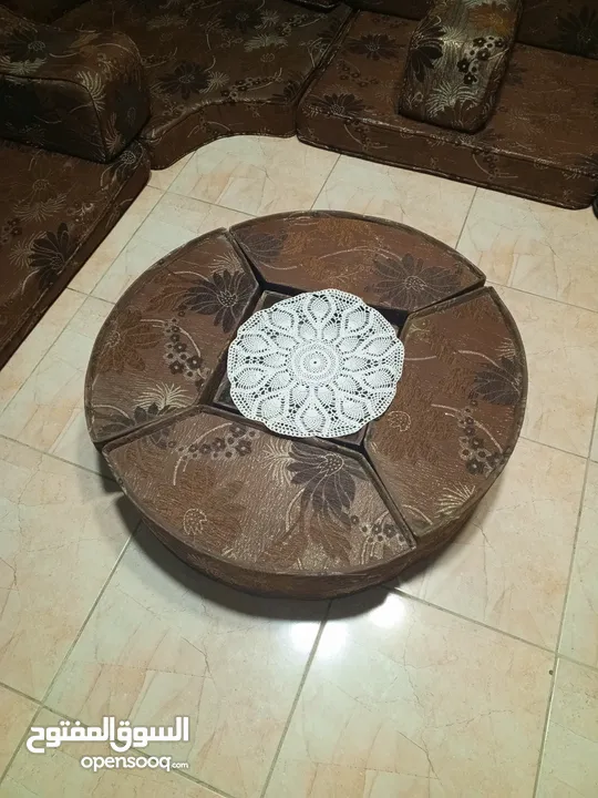طاولات حديد وحدة كبيرة وتنتين صغار... واجهة سيكوريت........ طقم فرش عربي