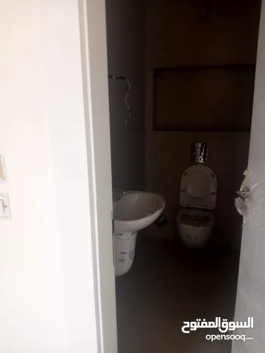 شقه اخير مع روف للبيع في عبدون - ref:14681
