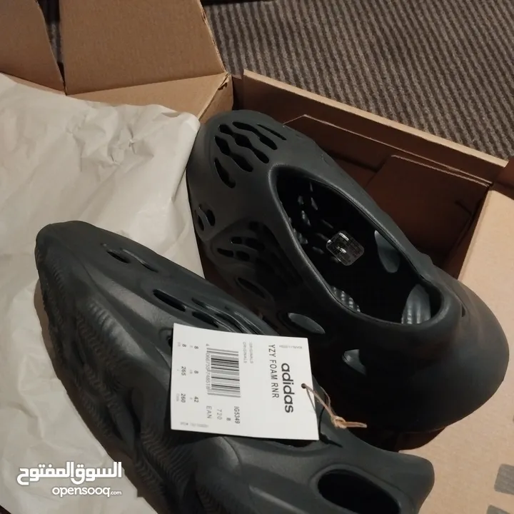 Adidas Yeezy charcoal اجديد مش ملبوس قياس 40 رجاليخ