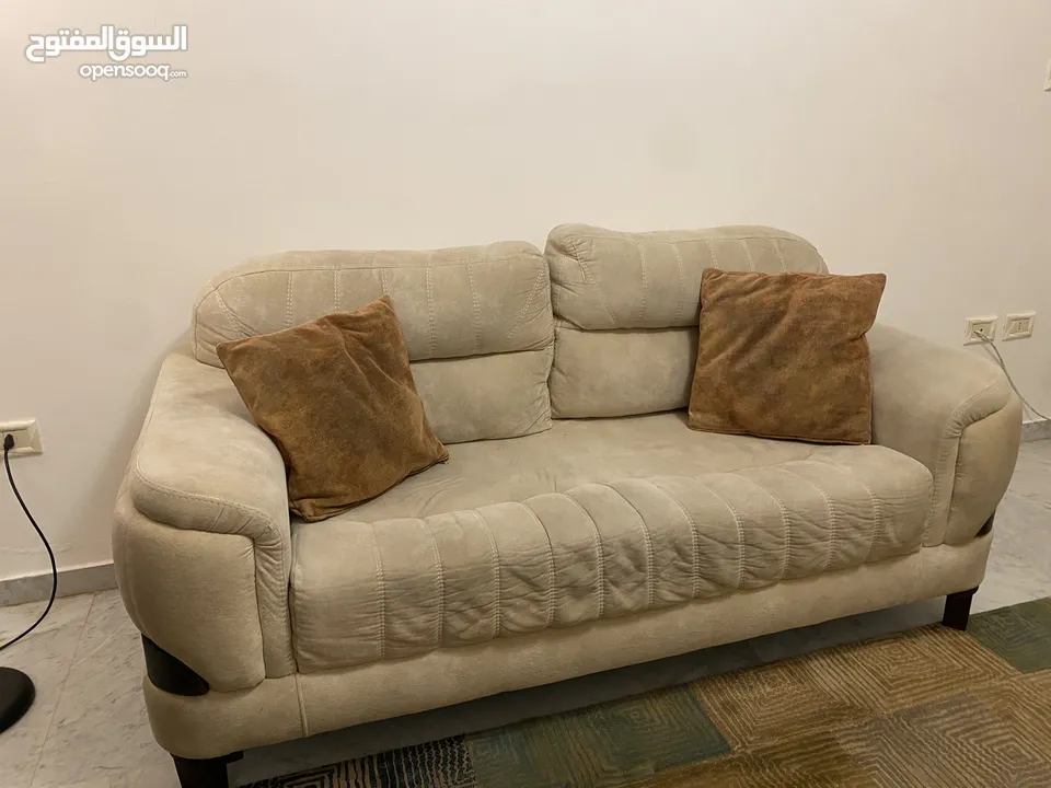 طقم كنب 6 مقاعد بحالة جيدة للتواصل على الواتساب فقط