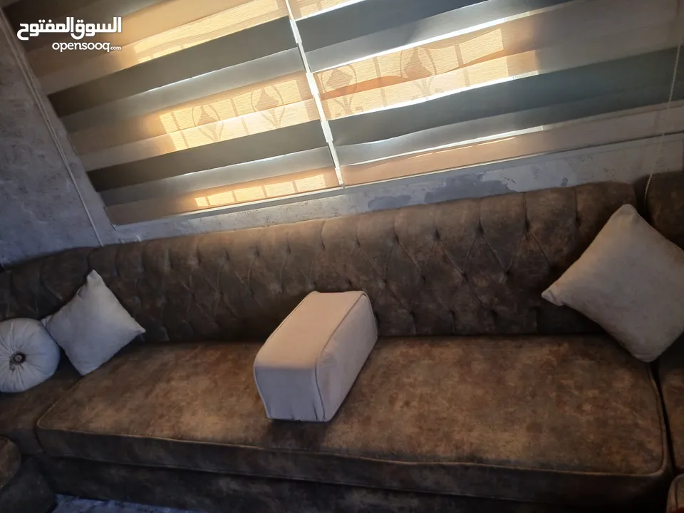 كورنر غرفة الجلوس يوجد مخزن