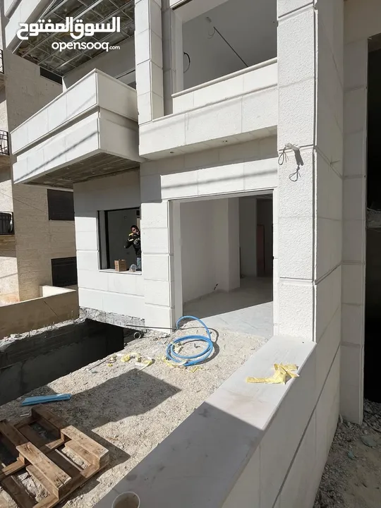 ثالث مع روف قرب دوار المرزق مرج الحمام تشطيب فندقي