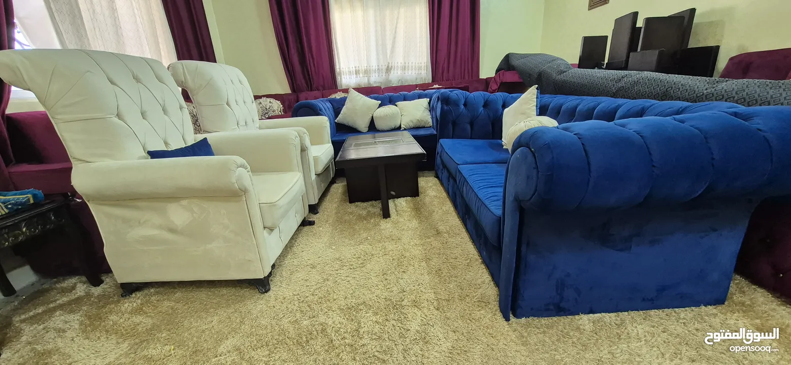 طقم كنب مستعمل بحالة الوكالة لون مميز بسعر الحرق