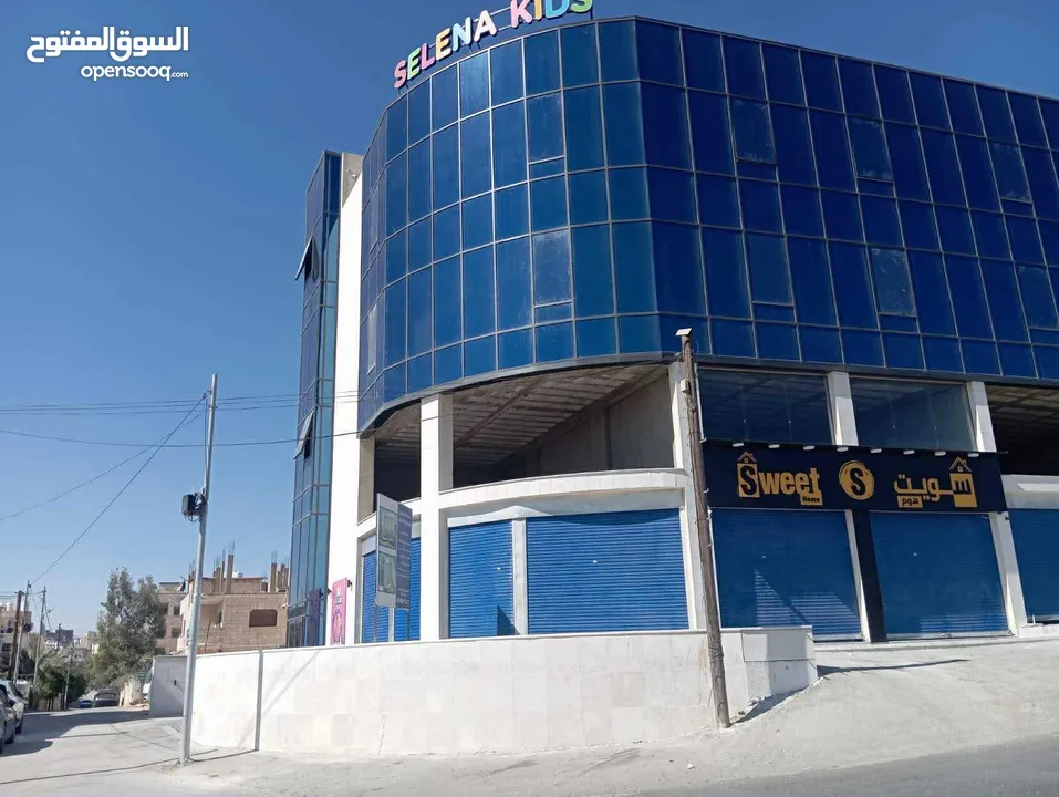 مخازن ومكاتب تجاريه للإيجار في أقوى شارع تجاري في الزرقاء الجديده شارع الكرامه (الوينك)