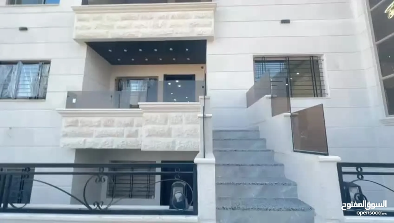شقة جديدة طابق ارضي مدخل مستقل مع مطبخ راكب للبيع دوار صحارى قرب قصر العوادين.