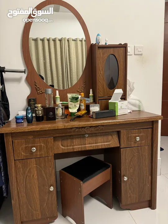 Used dressing mirror table available for free