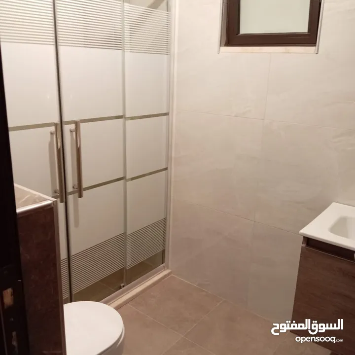 طريق المطار لم تسكن سوبر ديلوكس شقه فارغه للايجار + 240 متر 5 غرف نوم ـ 2 ماستر