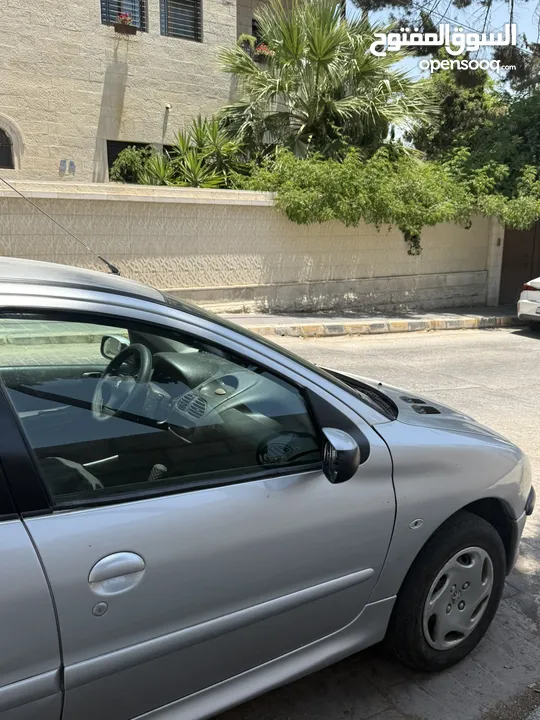بيجو 2004 بحاله ممتازه بسعر مغري توماتيك ترخيص سنه كامله لا تحتاج لاي شيء نهائيا دهان جديد