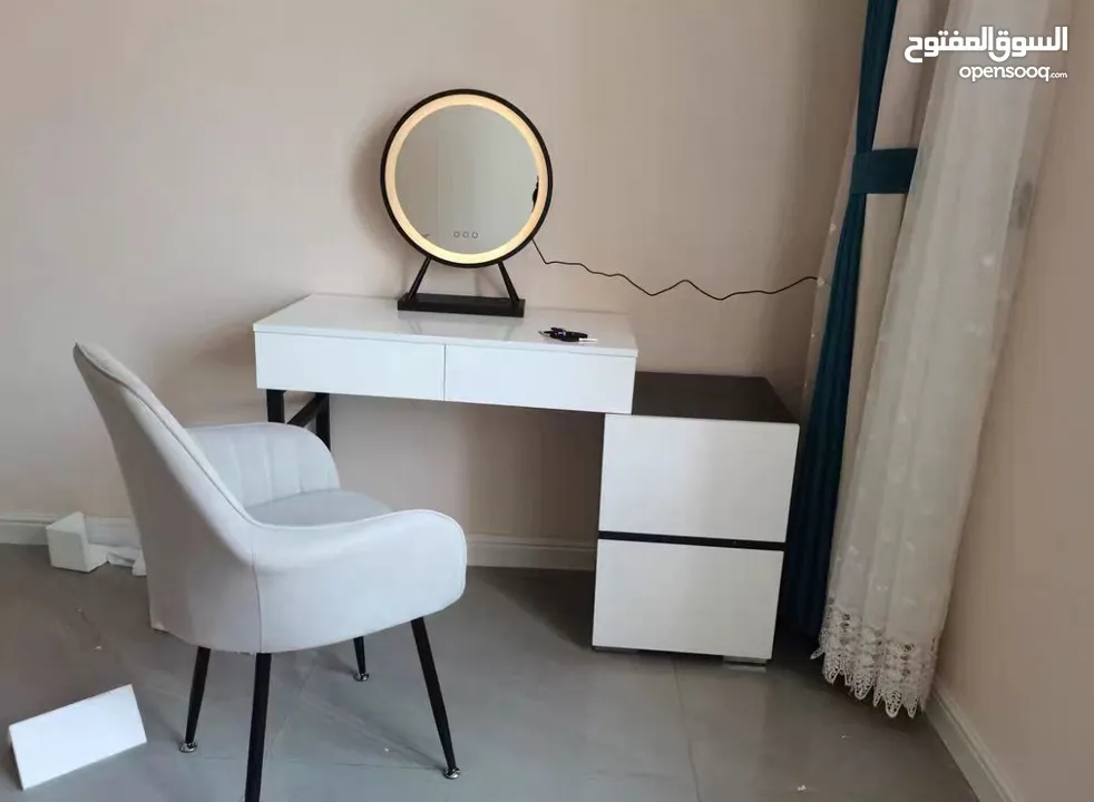 تسريحة مودرن مع خزانة جانبية – لمسة فخامة لغرفتك!  ترتيب وأناقة بمساحة مثالية  تصميم عصري بسيط، يض