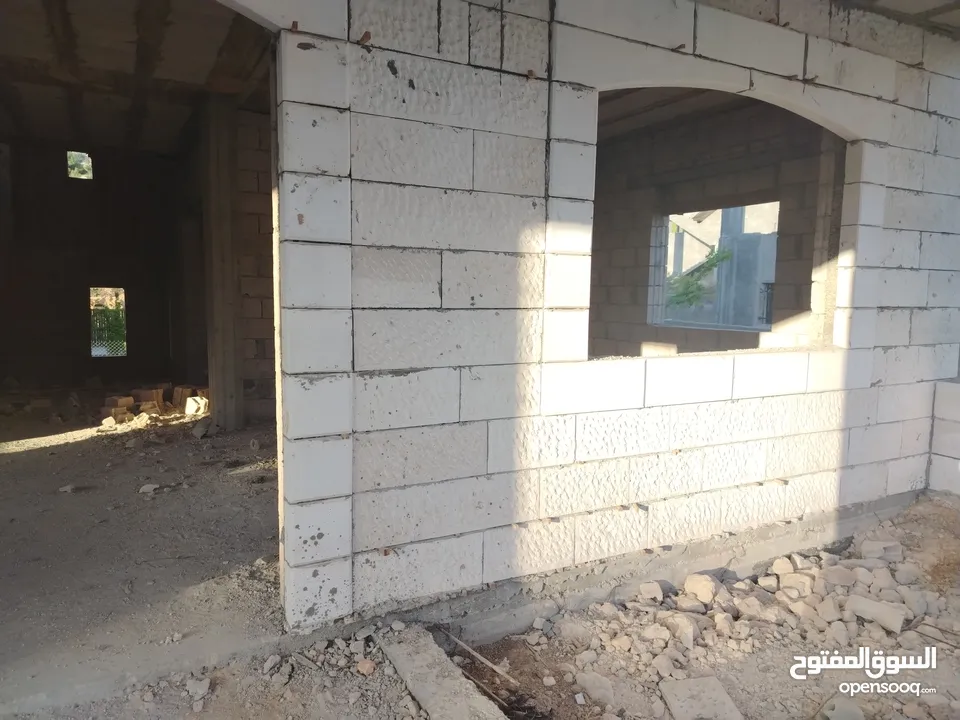 منزل عظم المغاريب واجهة حجر ثلاث طوابق