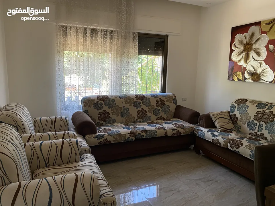 طقم كنب فاخر تفصيل مستعمل استعمال خفيف الاسفنج مضغوط وثقيل .. خشب صلب .. الطقم غير مستهلك الا قليلا