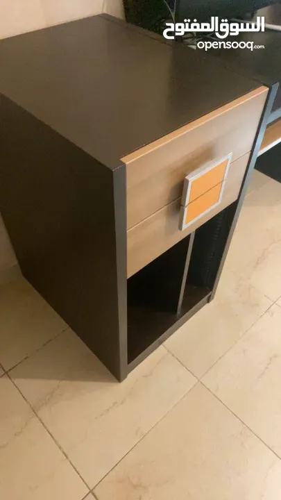 PC table in excellent condition for sale طاولة كمبيوتر بحالة ممتازة للبيع