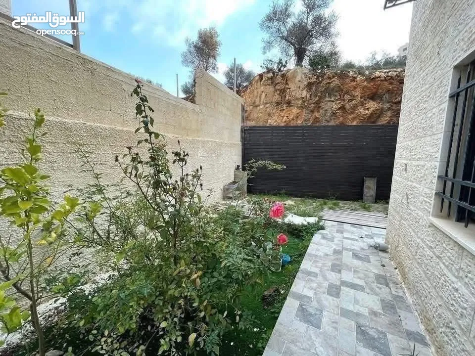 شقه للبيع مع حديقه في رام الله في الطيره قرب  المدرسه الانجيليه