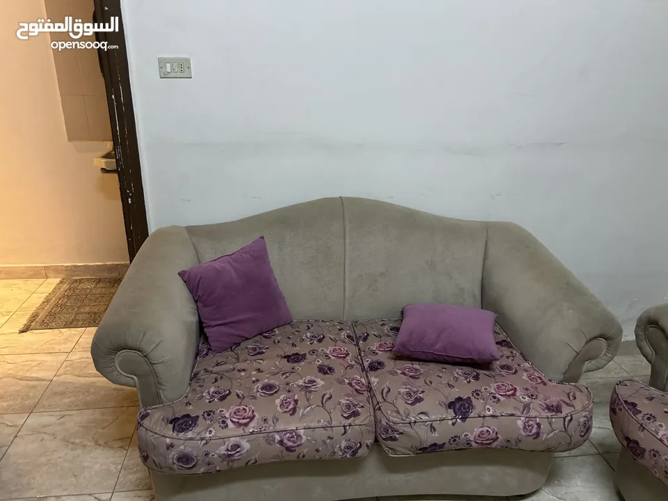 طقم كنب 9 مقاعد مستعمل للبيع – نظيف ولون بيج
